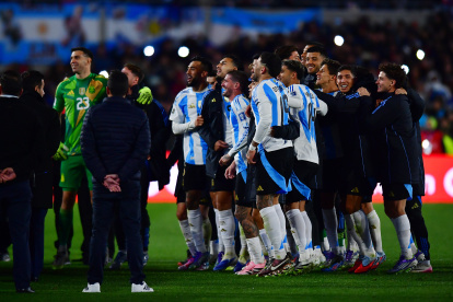 BUENOS AIRES, ARGENTINA - SEPTEMBER 04: Players of Argentina celebrate winning the South American FIFA World Cup 2026 Qualifier match between Argentina and Venezuela at Estadio Más Monumental Antonio Vespucio Liberti on September 04, 2025 in Buenos Aires, Argentina. (Photo by Marcelo Endelli/Getty Images)