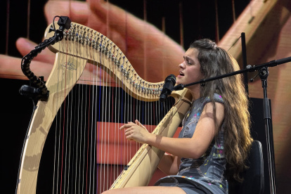 Amaia durante uno de los momentos más especiales del concierto en el Roig Arena.