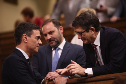Pedro Sánchez, Patxi López y José Luis Ábalos charlan en el Congreso el día de la moción de censura contra Rajoy el 1 de junio de 2018.