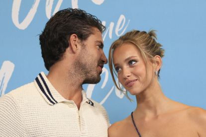 Maxi Iglesias y Margarida Corceiro en el photocall de la premiere de "Todo lo que nunca fuimos" en Madrid.
