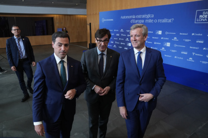El presidente de la Generalitat, Salvador Illa, el Lehendakari, Imanol Pradales, y el presidente de la Xunta, Alfonso Rueda, durante la sesión 'España, territorio y liderazgo: La visión de los presidentes autonómicos', en la 41 Reunió Cercle d'Economia, en el Palau de Congressos de Catalunya, a 2 de junio de 2026, en Barcelona, Catalunya (España). Con el lema ‘Autonomía estratégica de Europa: ¿mito o realidad?’, la 41 Reunió del Cercle d’Economia 2026 se celbra entre el 1 y el 3 de junio para abordar las capacidades reales de la UE para no quedar subordinada ni a Estados Unidos ni a China en un contexto de reconfiguración geopolítica, guerras, crisis energética y avance acelerado de la inteligencia artificial.

David Zorrakino / Europa Press
02/6/2026