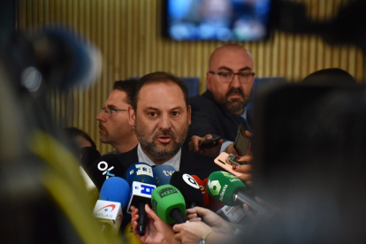 José Luis Ábalos atiende a los medios cuando era secretario de Organización del PSOE y ministro con Koldo García detrás.