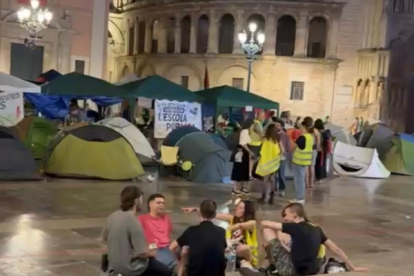 Acampada pro-profesores en la plaza de la Virgen