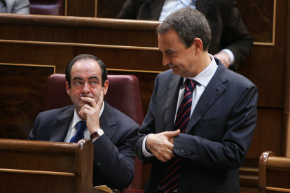 El expresidente del Gobierno, José Luis Rodríguez Zapatero y el exministro de Defensa, José Bono.