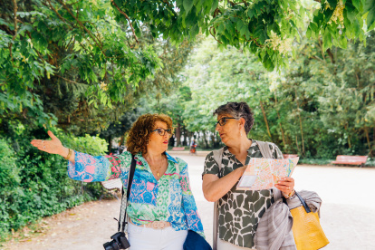Jubilados que disfrutan de la vida viajando en grupo