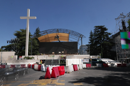 (Foto de ARCHIVO)
Montaje del escenario con motivo de la próxima visita apostólica del Papa León XIV en la plaza de Lima, a 3 de junio de 2026, en Madrid (España). Este acto demostrativo, desarrollado por la Policía Nacional en el Paseo de la Castellana, 136 (Plaza de Lima), sirve para mostrar el despliegue especial de drones, sistemas de neutralización e inhibición de aeronaves no tripuladas y el control del espacio helicóptero para blindar el cielo de la capital ante los eventos multitudinarios programados.

Eduardo Parra / Europa Press
03/6/2026