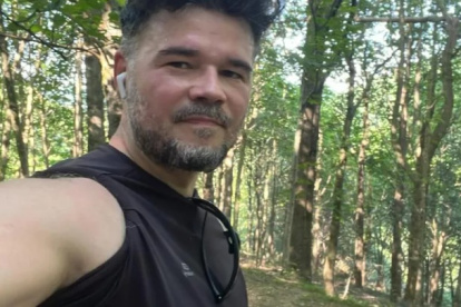Rufián haciendo sendierismo en Torre del Español.