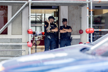 La Policía Nacional delante de la sede nacional del PSOE en Ferraz