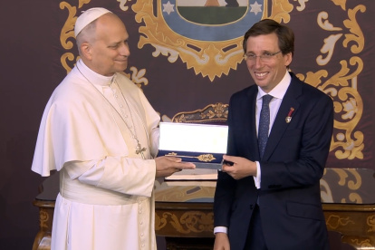 El alcalde de Madrid, José Luis Martínez-Almeida, hace entrega al Papa León XIV de la Llave de Oro de Madrid