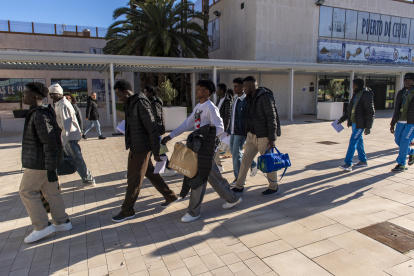 (Foto de ARCHIVO)
Varias personas a la salida del Centro de Estancia Temporal de Inmigrantes (CETI), a 17 de febrero de 2026, en Ceuta (España). Según los datos oficiales publicados por el Ministerio del Interior, entre el 1 y el 15 de febrero han accedido a la ciudad autónoma 536 inmigrantes en situación irregular, la mayoría de origen subsahariano. Todos ellos han sido registrados por la Policía y trasladados al CETI, que supera ya el millar de personas acogidas.

Antonio Sempere / Europa Press
17/2/2026