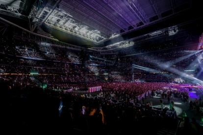 Cientos de personas durante un concierto del grupo Aventura en el Estadio Santiago Bernabéu.