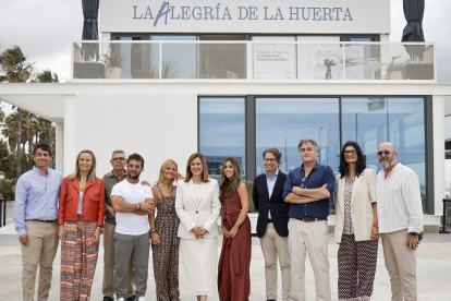 María José Catalá visita el renovado restaurante La Alegría de la Huerta en la playa de la Malva-rosa.