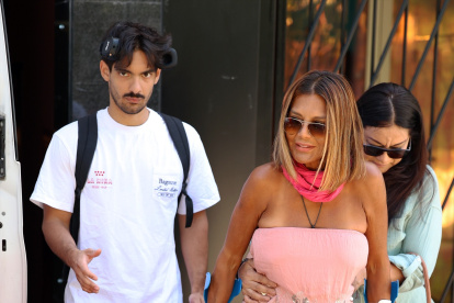 Ivonne Reyes, su hijo Alejandro y su hermana Clairet tras ser operada de la pierna.