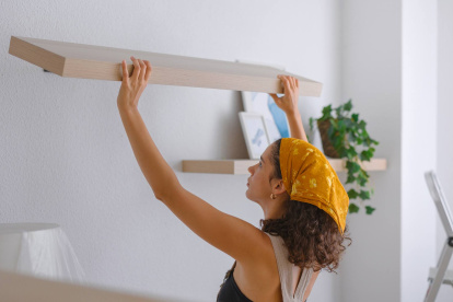La cesión de una vivienda entre familiares puede generar dudas fiscales, especialmente cuando el inmueble se utiliza como residencia habitual sin alquiler