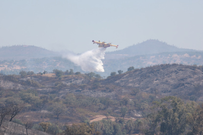 Medios aéreos durante las labores de extinción del incendio forestal de Villanueva de los Castillejos (Huelva).