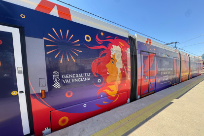 Imagen de un tren del TRAM d'Alacant.