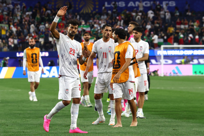 LOS ANGELES, CALIFORNIA - JUNE 15: Ramin Rezaeian #23 and players of IR Iran applaud fans after the 2-2 draw in the FIFA World Cup 2026 Group G match between IR Iran and New Zealand at Los Angeles Stadium on June 15, 2026 in Los Angeles, California. (Photo by Dean Mouhtaropoulos/Getty Images)