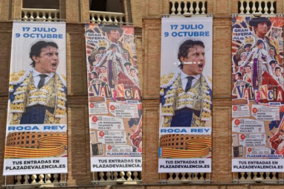 A la izquierda las lonas antes de rectificar el error, y a la derecha las lonas ahora.