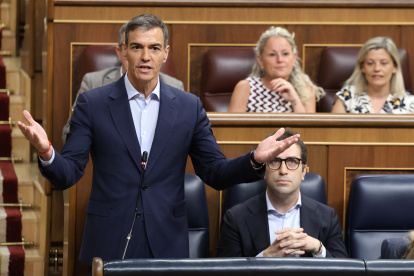 (Foto de ARCHIVO)
El presidente del Gobierno, Pedro Sánchez, interviene durante una sesión de control al Gobierno, en el Congreso de los Diputados, a 17 de junio de 2026, en Madrid (España). El Gobierno se enfrenta hoy a una sesión de control que coincide con la comparecencia del expresidente Zapatero ante el juez de la AN por el rescate de Plus Ultra. La oposición examina durante el pleno a Marlaska en medio de las informaciones que se van conociendo cada día sobre las agendas de la exmilitante socialista Leire Díez, con la resaca de la muerte de dos guardias civiles antidroga en la costa de Huelva y la reciente patada que un antidisturbios propinó a una profesora que se manifestaba en Valencia.

Marta Fernández / Europa Press
17/6/2026