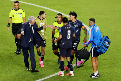 SANTA CLARA, CALIFORNIA - JUNE 19: Gustavo Alfaro, Head Coach of Paraguay, and his players argue with referee Ivan Barton during the FIFA World Cup 2026 Group D match between Türkiye and Paraguay at San Francisco Bay Area Stadium on June 19, 2026 in Santa Clara, California. (Photo by Stu Forster/Getty Images)