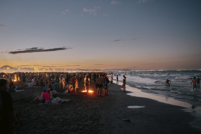 Miles de personas volverán a concentrarse esta noche en las playas de Valencia para celebrar la Nit de Sant Joan.