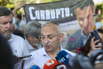 El abogado de Hazte Oir, Javier María Pérez-Roldan, atiende a los medios.