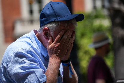 Una persona mayor se refresca del calor en Andlaucía.
