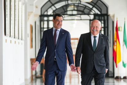 El presidente del Parlamento de Andalucía, Jesús Aguirre, junto al líder y candidato del PP-A a la reelección como presidente de la Junta, Juanma Moreno.