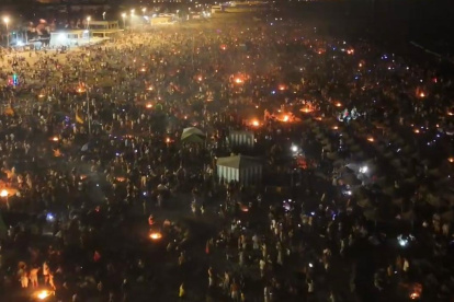Playa de la Malvarrosa a vista de dron en la noche de San Juan