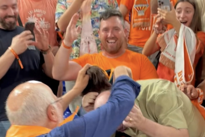 Juan Roig corta el peluquín de un aficionado durante la celebración del histórico título de Liga del Valencia Basket.
