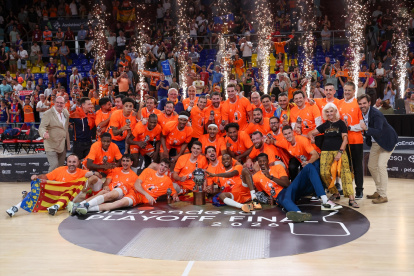 El Valencia Basket celebra en la pista del Palau Blaugrana el título de Liga Endesa 2025/26

JAVIER BORREGO / AFP7 / EUROPA PRESS
24/6/2026 ONLY FOR USE IN SPAIN