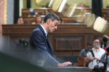 (I-D) El presidente del Gobierno, Pedro Sánchez, interviene durante una sesión plenaria en el Congreso de los Diputados, a 24 de junio de 2026, en Madrid (España). El presidente del Gobierno comparece en la Cámara Baja para informar sobre la situación política tras el avance de las investigaciones contra su esposa, el ‘caso Leire’ y el expresidente Zapatero, además de la condena del Tribunal Supremo al exministro Ábalos, a su asesor, Koldo, y al empresario Víctor de Aldama.

Gustavo Valiente / Europa Press
24/6/2026