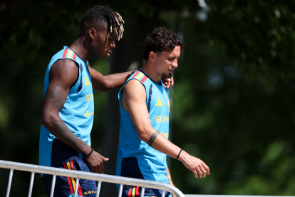 CHATTANOOGA, TENNESSEE - JUNE 19: Nico Williams #17 and Yeremy Pino #11 of Spain arrive to the field prior to the training at Baylor School on June 19, 2026 in Chattanooga, Tennessee. (Photo by Florencia Tan Jun/Getty Images)