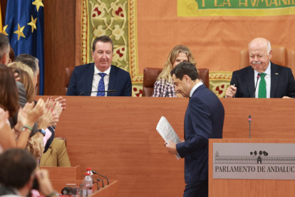El presidente en funciones de la Junta y candidato del PP a la reelección, Juanma Moreno tras su intervención en del debate de investidura.