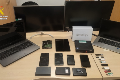 Material intervenido en una operación de la Guardia Civil por la distribución de material de abuso sexual infantil.

REMITIDA / HANDOUT por GUARDIA CIVIL
Fotografía remitida a medios de comunicación exclusivamente para ilustrar la noticia a la que hace referencia la imagen, y citando la procedencia de la imagen en la firma
30/6/2026