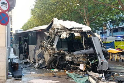 Imagen del autobús siniestrado en la Rambla Ferran de Lleida