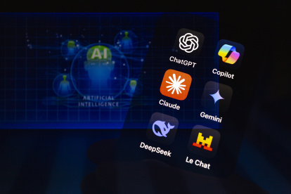 Los iconos de las aplicaciones ChatGPT de OpenAI, Copilot de Microsoft, Claude de Anthropic, Gemini de Google, DeepSeek y Le Chat de Mistral AI en un teléfono móvil.