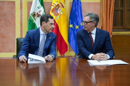 El presidente en funciones de la Junta y candidato del PP-A a la reelección, Juanma Moreno (i), junto al portavoz del grupo parlamentario Vox en Andalucía, Manuel Gavira (d), suscriben el 'Acuerdo de Gobierno y Estabilidad para Andalucía’. A 2 de julio de 2026 en Sevilla (Andalucía, España). PP-A y Vox han alcanzado un acuerdo sobre un gobierno de coalición en Andalucía que desbloquea la investidura del presidente de la Junta en funciones y candidato del PP-A a la reelección, por Juanma Moreno. El acuerdo de gobierno incluye 150 medidas así como la incorporación del portavoz de Vox en Andalucía, Manuel Gavira, como consejero de Turismo, Desregulación, Justicia y Administración Local, con rango de vicepresidente.

María José López / Europa Press
02/7/2026