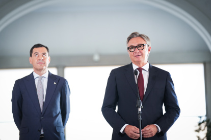 El portavoz de Vox y vicepresidente de la Junta de Andalucía, Manuel Gavira, junto al presidente de la Junta y líder del PP-A, Juanma Moreno.
