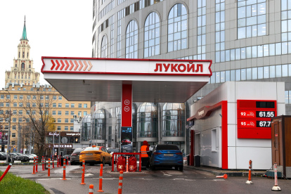 Vista de una gasolinera Lukoil en la calle Kalanchevskaya.
