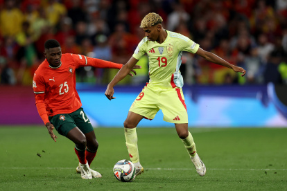 MUNICH, GERMANY - JUNE 08: Nuno Mendes of Portugal challenges Lamine Yamal of Spain during the UEFA Nations League 2025 final match between Portugal and Spain at Munich Football Arena on June 08, 2025 in Munich, Germany. (Photo by Lars Baron/Getty Images)