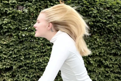 Julia Grop, imitando a Haaland.
