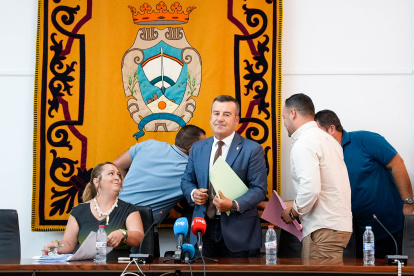 El alcalde de carboneras (Almería), Salvador Hernández (c), tras el Pleno extraordinario.