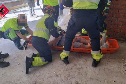El trabajador, ya en el suelo por los bomberos.