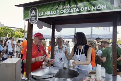 Diana Morant sirviendo orxata junto al alcalde socialsita de Alboraia Miguel Chavarría