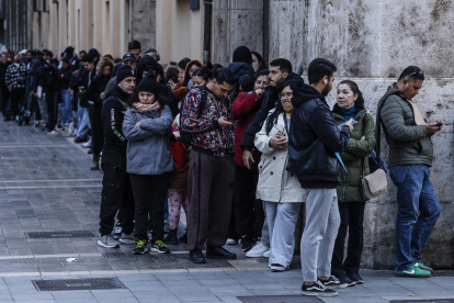 Decenas de inmigrantes hacen cola en el Ayuntamiento de Valencia, a 5 de febrero de 2026, en Valencia.