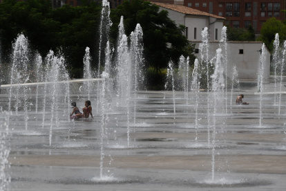 Niños se refrescan en la fuente del Parc Central (ARCHIVO)