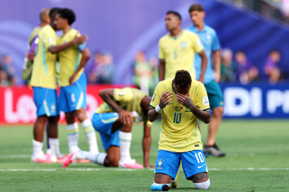 EAST RUTHERFORD, NEW JERSEY - JULY 05: Neymar Jr #10 of Brazil reacts after the 1-2 loss during the FIFA World Cup 2026 Round of 16 match between Brazil and Norway at New York New Jersey Stadium on July 05, 2026 in East Rutherford, New Jersey. (Photo by Buda Mendes/Getty Images)