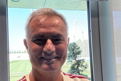 Mourinho ya luce el escudo del Madrid