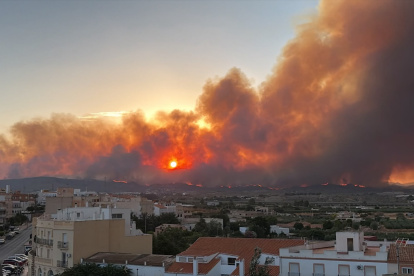 Imagen del incendio de Los Gallardos, desde la localidad de Garrucha, en Almería.